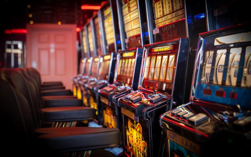 Slot Online vs. Permainan Meja: Perbandingan Kasino Favorit